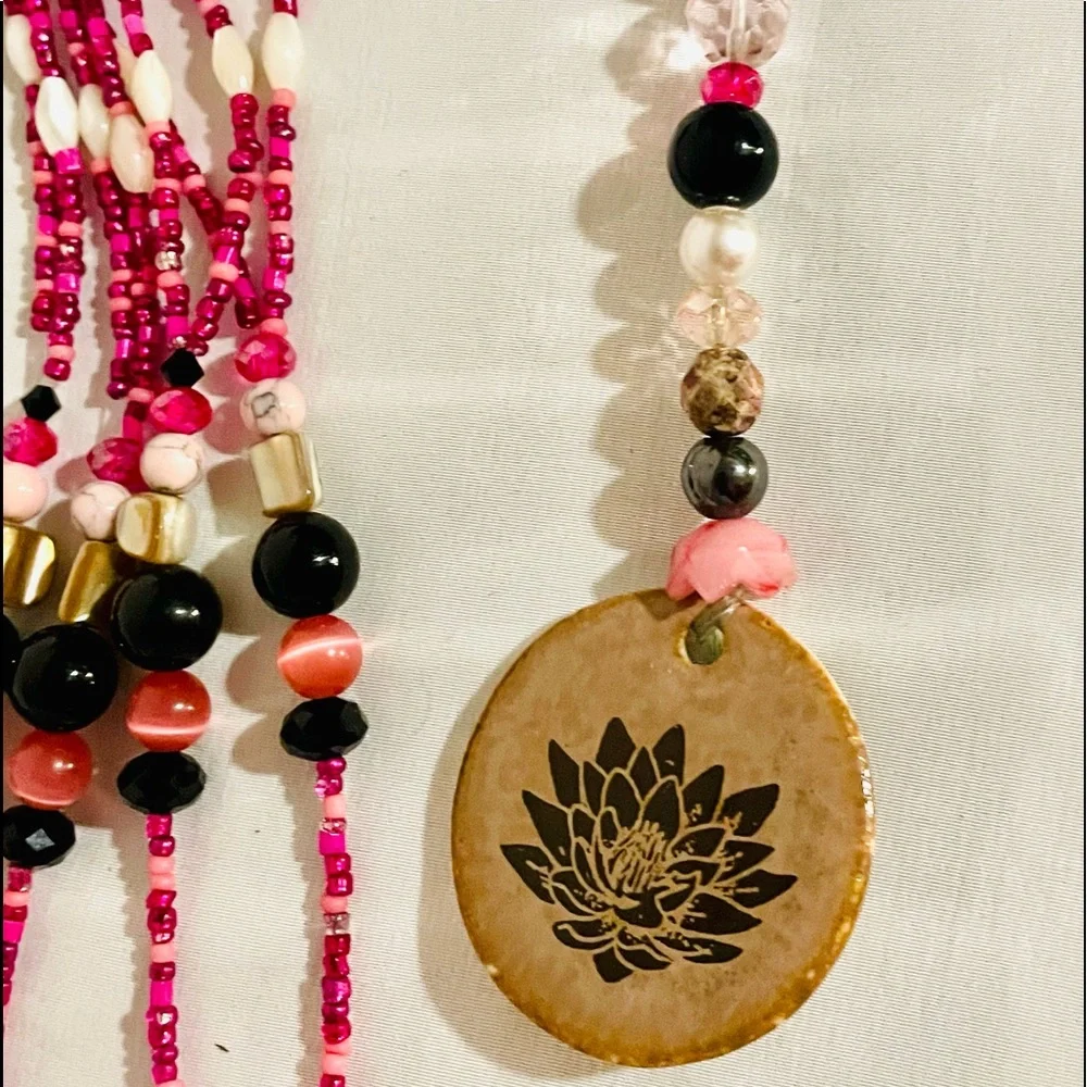 Hand beaded hanging plant holder measures Approx 32” long - Picture 7 of 8